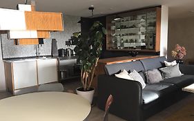 Exklusiver Souterrain - Zentral, Ruhig Mit Grosser Terrasse, Bergblick Und Privaten Sauna Zzgl